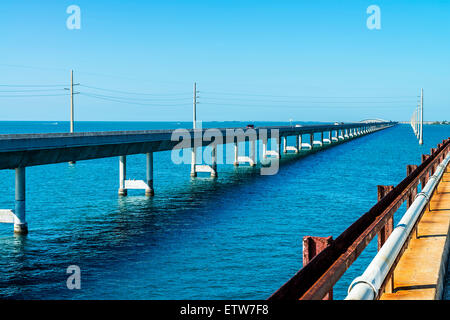 Die historische Seven Mile Bridge wurde von Henry Flagler als Teil der Overseas Railroad nach Key West gebaut. Die neuen sieben Meile gehen Stockfoto