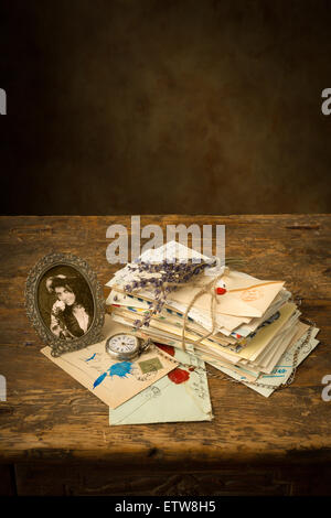 Antike Porträt einer Frau und ein Bündel Briefe von alten auf einem Holztisch Stockfoto