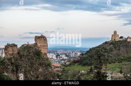 Thabori Kloster von Narikala Festung Hügel mit Stadion in Tiflis, der Hauptstadt Georgiens gesehen Stockfoto