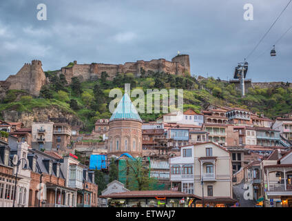 Haus der Wohnungen am ältesten Tiflis Bezirk mit Narikala Festung und die Kathedrale von Saint George armenische Kirche in Tiflis, ca Stockfoto