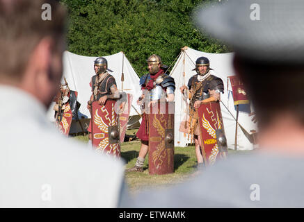 Ostbevern, Deutschland. 15. Juni 2015. Männer gekleidet als römische Legionäre sind nebeneinander in Ostbevern, Deutschland, 15. Juni 2015 aufgereiht. 16 Römer aus der "Legio ich" Italia "beteiligen sich an dem Projekt"Römer auf Tour." Sie werden von einem Team aus dem Museum Varusschlacht Kalkriese begleitet werden. Die Phasen des Legionärs März führen durch Nordrhein-Westfalen und Niedersachsen bis Kalkriese. Bildnachweis: Dpa picture Alliance/Alamy Live News Stockfoto