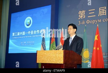 Rizhao, China Shandong Provinz. 16. Juni 2015. Meng Jianzhu, Mitglied des Politbüros des Zentralkomitees der kommunistischen Partei Chinas, hält eine Rede bei der Eröffnung der dritten China-Central Asia Cooperation Forum in Rizhao, Ost-China Shandong Provinz, 16. Juni 2015. © Fan Changguo/Xinhua/Alamy Live-Nachrichten Stockfoto