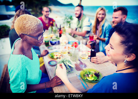Strand Jubel Feier Freundschaft Sommerspaß Abendessen Konzept Stockfoto