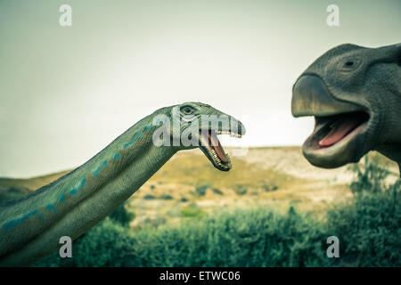 alten ausgestorbenen Dinosaurier auf einem Hintergrund von Pflanzen Stockfoto