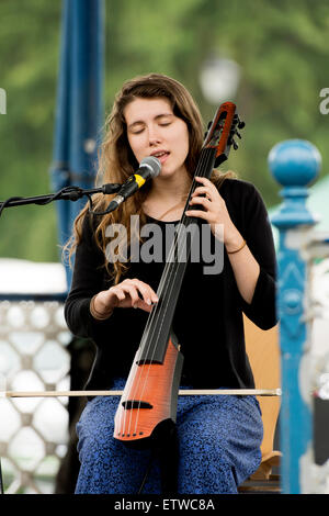 Tully Ailsa, beim 2015 Leamington Peace Festival Folk-Sänger/cellist Stockfoto