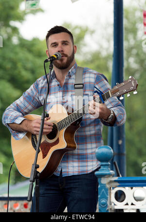 Sänger/Gitarrist der Torheit Brothers beim 2015 Leamington Peace Festival Stockfoto