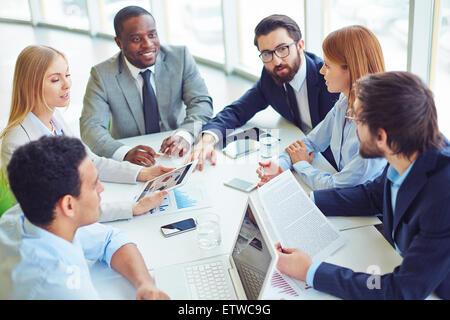 Gruppe von erfolgreichen Profis planen neues Projekt Stockfoto