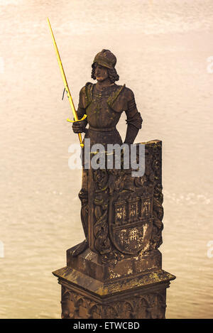 Modellierte Ritter Brunswick (Bruncvik) Statue mit goldenen Schwert auf der Karlsbrücke in Prag über die Moldau. Stockfoto