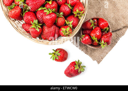 viele reife Erdbeeren Nahaufnahme auf weißem Hintergrund Stockfoto