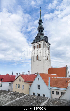 St.-Nikolaus Kirche und Ziegeldach beherbergt Ansicht, Tallinn, Estland Stockfoto