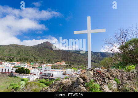 Sommer-Bergblick mit weißen Holzkreuz. Es steht auf Hügel in Santiago del Teide, Teneriffa, Spanien. Stockfoto