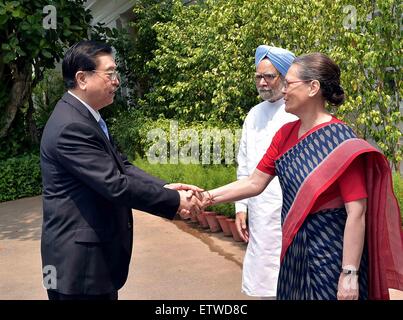 Neu-Delhi, Indien. 16. Juni 2015. Zhang Dejiang (L), Vorsitzender der ständigen Ausschuss von Chinas nationale Menschen für Kongress, trifft sich mit Sonia Gandhi (1. R), Präsident der Indian National Congress Party und ehemalige indische Premierminister Manmohan Singh (2. R) in Neu-Delhi, Indien, 16. Juni 2015. © Li Tao/Xinhua/Alamy Live-Nachrichten Stockfoto