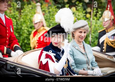 Windsor, UK. 15. Juni 2015. Birgitte (R), Duchess of Gloucester, und Prinzessin Anne, Prinzessin Royal, besuchen Sie die im Orden von der Strumpfband-Service im St.-Georgs-Kapelle auf Schloss Windsor am 15. Juni 2015 in Windsor in England. Foto: Patrick van Katwijk / POINT DE VUE OUT - NO WIRE SERVICE-/ Dpa/Alamy Live News Stockfoto