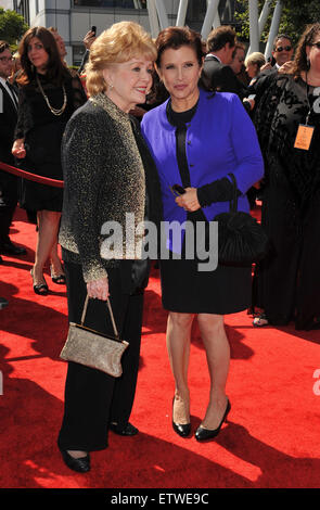 LOS ANGELES, CA - 10. September 2011: Debbie Reynolds & Tochter Carrie Fisher auf 2011 Primetime Creative Arts Emmy Awards im Nokia Theatre L.A. Live. Stockfoto