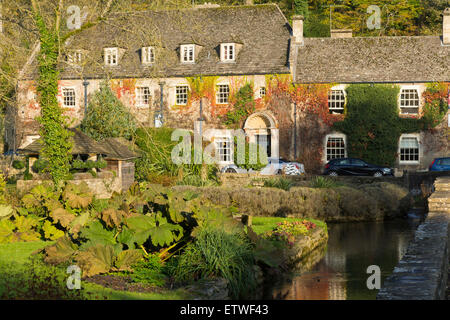 Herbstblick auf den River Coln and Swan Hotel, Bibury, The Cotswolds, England Stockfoto