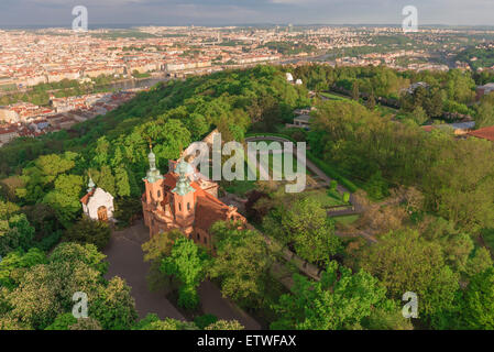 Prager Petrin Park, Blick von der Spitze des Petrin Hügels auf den Park und das historische Zentrum von Prag, Tschechien, Tschechien Stockfoto