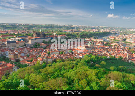 Hradcany Prag, aus der Vogelperspektive des Stadtteils Hradcany in Prag, von den Höhen des größten Parks der Stadt - dem Petrin, Tschechische Republik. Stockfoto
