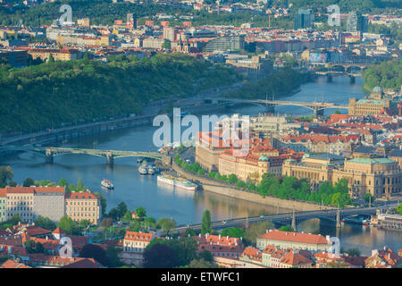 Prag Moldau, Luftaufnahme der Moldau, die das mittelalterliche Stadtzentrum zwischen Mala Strana (Westen) und teilt Stockfoto