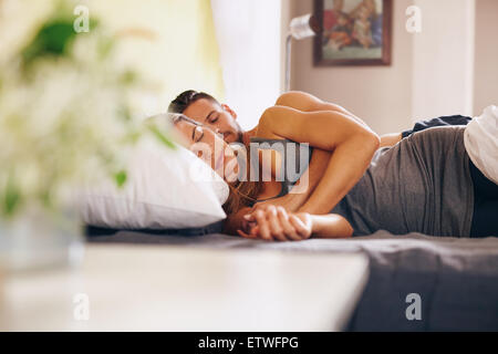 Bild des jungen Paares tiefem Schlaf im Bett zusammen. Mann und Frau miteinander schlafen in ihrem Schlafzimmer. Stockfoto