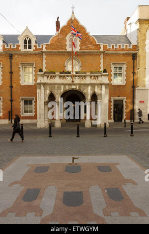 Das Kloster - die offizielle Residenz des Gouverneurs von Gibraltar - mit dem Gibraltar-Wappen mit einem dreitürmigen roten Schloss auf dem Bürgersteig Stockfoto