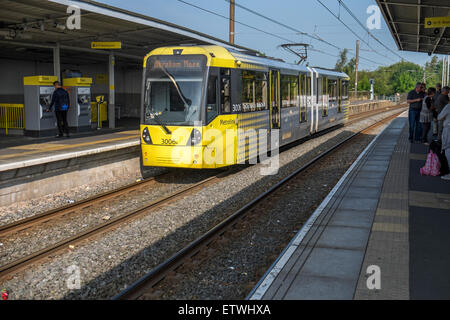 Moderne elektrische Straßenbahn-System läuft durch die Straßen von Manchester Stockfoto