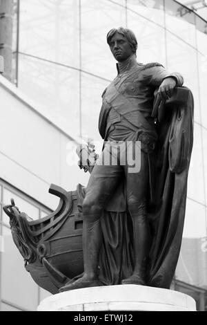 Monochromes Bild der Bronzestatue von Horatio Nelson und eines Miniaturschiffs auf einem Sockel in der Nähe von Selfridges, Bull Ring, Birmingham, Großbritannien Stockfoto