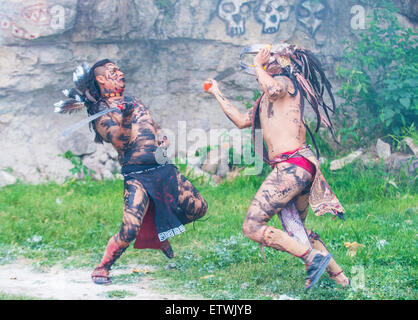 Zwei Indianer in eine Machete zu kämpfen, während des Festivals von Valle del Maiz in San Miguel de Allende, Mexiko Stockfoto