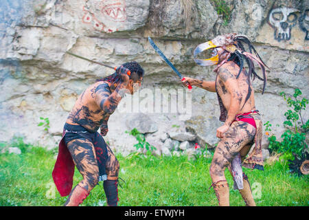 Zwei Indianer in eine Machete zu kämpfen, während des Festivals von Valle del Maiz in San Miguel de Allende, Mexiko Stockfoto