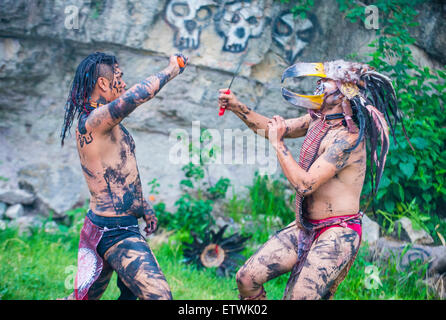 Zwei Indianer in eine Machete zu kämpfen, während des Festivals von Valle del Maiz in San Miguel de Allende, Mexiko Stockfoto