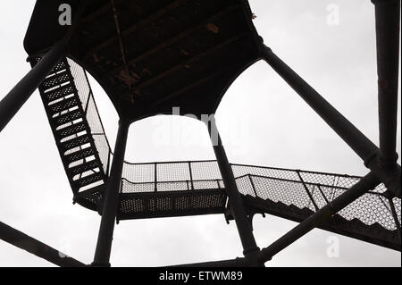 Interessante Holzschuhen und Formen, die durch die führenden Köpfe der hohen Dovercourt Leuchtturm aus alten viktorianischen Gusseisen Arbeit geschaffen Stockfoto