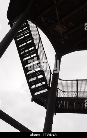 Interessante Holzschuhen und Formen, die durch die führenden Köpfe der hohen Dovercourt Leuchtturm aus alten viktorianischen Gusseisen Arbeit geschaffen Stockfoto