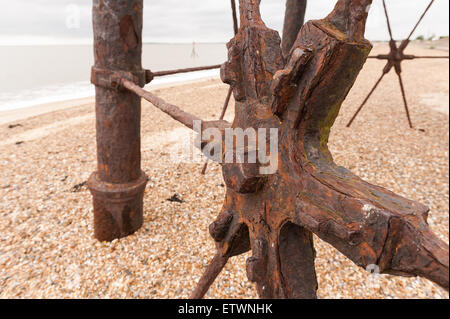 Rostendem Stahl Sterne Klammer auf Dovercourt Leuchtturm halten Spannung und Metall Beine an Stelle von spreizen Stockfoto