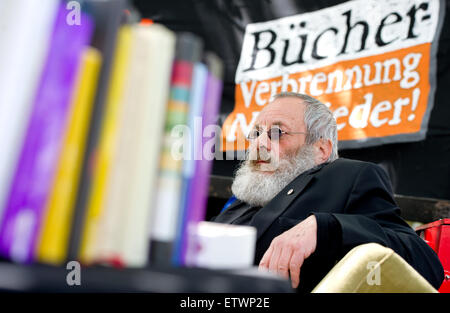 Datei - ein Datei-Bild vom 10. Mai 2013 zeigt Schriftsteller Harry Rowohlt in einer Lesung an der Universität Hamburg in Hamburg, Deutschland. Rowohlt ist gestorben. Der Schriftsteller und Übersetzer starb am 15. Juni 2015 im Alter von 70 in Hamburg, Deutschland. Foto: SVEN HOPPE/dpa Stockfoto