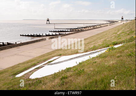 kultige Metall Schiffsdesign auf Bank Grünstreifen an der Dovercout Bucht segeln Stockfoto