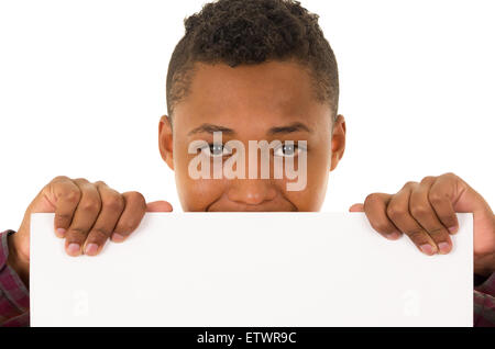 Hispanische Männermodel Nachschlagen von hinten weiße Tafel mit Nase und Augen sichtbar Stockfoto