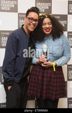 Hannah Wallace, 24, aus Manchester School of Art, dem George Gold Award, posiert mit Gok Wan. Graduate Fashion Week 2015 endet mit Gala-Preisverleihung an die Old Truman Brewery, London. Stockfoto