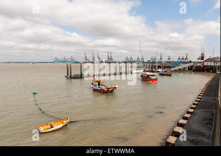 Alte Ha'penny Pier Halfpenny Harwich Hafen Felixstowe Hafen im Hintergrund Stockfoto