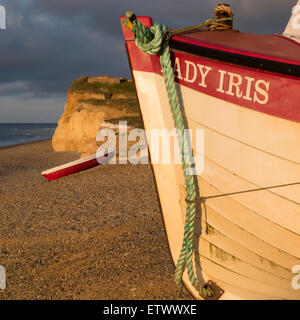 Boote auf die Schindel in Weybourne, North Norfolk, England Stockfoto