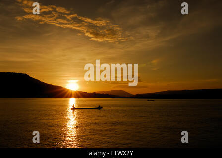 Männer Angeln auf dem Mekong-Fluss in einem Feld bei Sonnenuntergang, Chiang Khan, Thailand Stockfoto