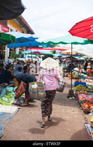 PAKSE, LAOS Blick auf einem Markt in Pakse ist die drittgrößte Stadt in Laos mit einer Bevölkerung von etwa 87.000 Stockfoto