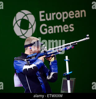 Baku, Aserbaidschan. 16. Juni 2015. Vitali Bubnovich aus Weißrussland konkurriert im Finale der Herren 10M Luftgewehr bei den europäischen spielen in Aserbaidschan Baku am 16. Juni 2015. Schließlich gewann er die Goldmedaille. Bildnachweis: Xinhua/Alamy Live-Nachrichten Stockfoto