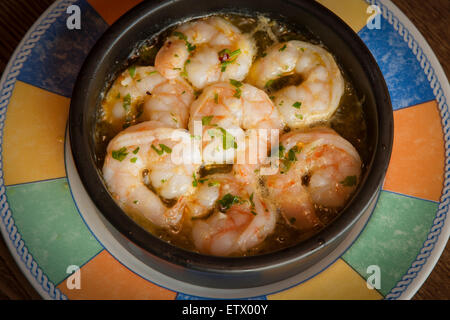 Schale mit Knoblauch-Garnelen Stockfoto