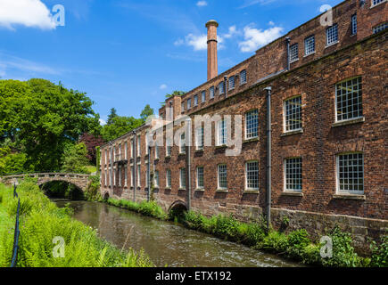 Der Fluß Bollin und Steinbruch-Bank-Mühle, einer historischen 18thC Textilfabrik in Styal, Cheshire, England, UK Stockfoto