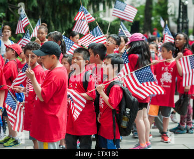 Studenten aus PS 2 in Chinatown in New York marschieren in der jährlichen Flag Day Parade auf Freitag, 12. Juni 2015, New York City Hall Park ab. Während der Urlaub am 14. Juni ist fand die Parade am vorherigen Freitag, die beteiligten Schulen unterzubringen. Tag der Flagge, entstand durch die Proklamation von Präsident Woodrow Wilson am 14. Juni 1916 als Feiertag zu Ehren der amerikanischen Flagge, aber es war nicht bis 1949 als Tag der Nationalflagge wurde.  Der Urlaub ehrt die 1777 Flagge Auflösung wo das Sternenbanner als Flagge der Vereinigten Staaten offiziell angenommen wurden. (© Richard B. Levine) Stockfoto