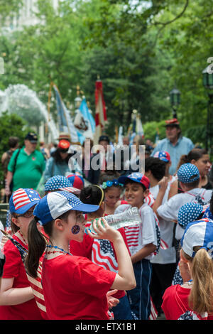 Studenten von der Unbefleckten Empfängnis School in New York marschieren in die jährliche Flag Day Parade auf Freitag, 12. Juni 2015, New York City Hall Park ab. Während der Urlaub am 14. Juni ist fand die Parade am vorherigen Freitag, die beteiligten Schulen unterzubringen. Tag der Flagge, entstand durch die Proklamation von Präsident Woodrow Wilson am 14. Juni 1916 als Feiertag zu Ehren der amerikanischen Flagge, aber es war nicht bis 1949 als Tag der Nationalflagge wurde.  Der Urlaub ehrt die 1777 Flagge Auflösung wo das Sternenbanner als Flagge der Vereinigten Staaten offiziell angenommen wurden. (© Richard B. Levin Stockfoto