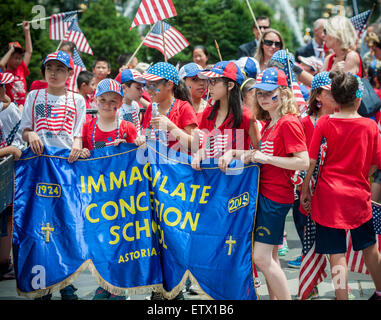 Studenten von der Unbefleckten Empfängnis School in New York marschieren in die jährliche Flag Day Parade auf Freitag, 12. Juni 2015, New York City Hall Park ab. Während der Urlaub am 14. Juni ist fand die Parade am vorherigen Freitag, die beteiligten Schulen unterzubringen. Tag der Flagge, entstand durch die Proklamation von Präsident Woodrow Wilson am 14. Juni 1916 als Feiertag zu Ehren der amerikanischen Flagge, aber es war nicht bis 1949 als Tag der Nationalflagge wurde.  Der Urlaub ehrt die 1777 Flagge Auflösung wo das Sternenbanner als Flagge der Vereinigten Staaten offiziell angenommen wurden. (© Richard B. Levin Stockfoto