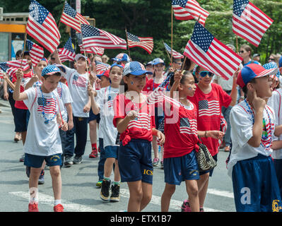 Studenten von der Unbefleckten Empfängnis School in New York marschieren in die jährliche Flag Day Parade auf Freitag, 12. Juni 2015, New York City Hall Park ab. Während der Urlaub am 14. Juni ist fand die Parade am vorherigen Freitag, die beteiligten Schulen unterzubringen. Tag der Flagge, entstand durch die Proklamation von Präsident Woodrow Wilson am 14. Juni 1916 als Feiertag zu Ehren der amerikanischen Flagge, aber es war nicht bis 1949 als Tag der Nationalflagge wurde.  Der Urlaub ehrt die 1777 Flagge Auflösung wo das Sternenbanner als Flagge der Vereinigten Staaten offiziell angenommen wurden. (© Richard B. Levin Stockfoto