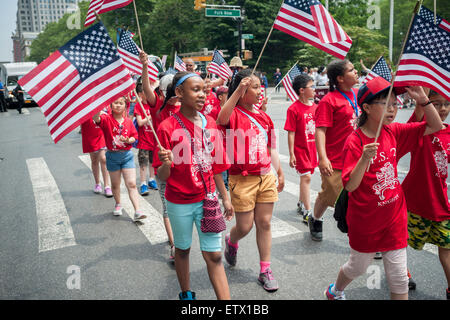 Studenten aus PS 2 in Chinatown in New York marschieren in der jährlichen Flag Day Parade auf Freitag, 12. Juni 2015, New York City Hall Park ab. Während der Urlaub am 14. Juni ist fand die Parade am vorherigen Freitag, die beteiligten Schulen unterzubringen. Tag der Flagge, entstand durch die Proklamation von Präsident Woodrow Wilson am 14. Juni 1916 als Feiertag zu Ehren der amerikanischen Flagge, aber es war nicht bis 1949 als Tag der Nationalflagge wurde.  Der Urlaub ehrt die 1777 Flagge Auflösung wo das Sternenbanner als Flagge der Vereinigten Staaten offiziell angenommen wurden. (© Richard B. Levine) Stockfoto