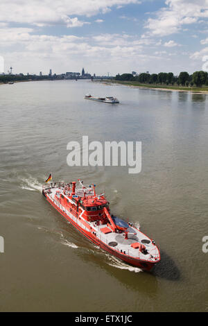 Europa, Deutschland, Nordrhein-Westfalen, Köln, ein Feuerwehr-Boot auf dem Rhein. Stockfoto