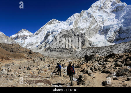 Wanderer auf dem Everest Basislager übergeben, UNESCO-Weltkulturerbe, Sagarmatha Nationalpark, Solu Khumbu District, Khumbu regio Stockfoto